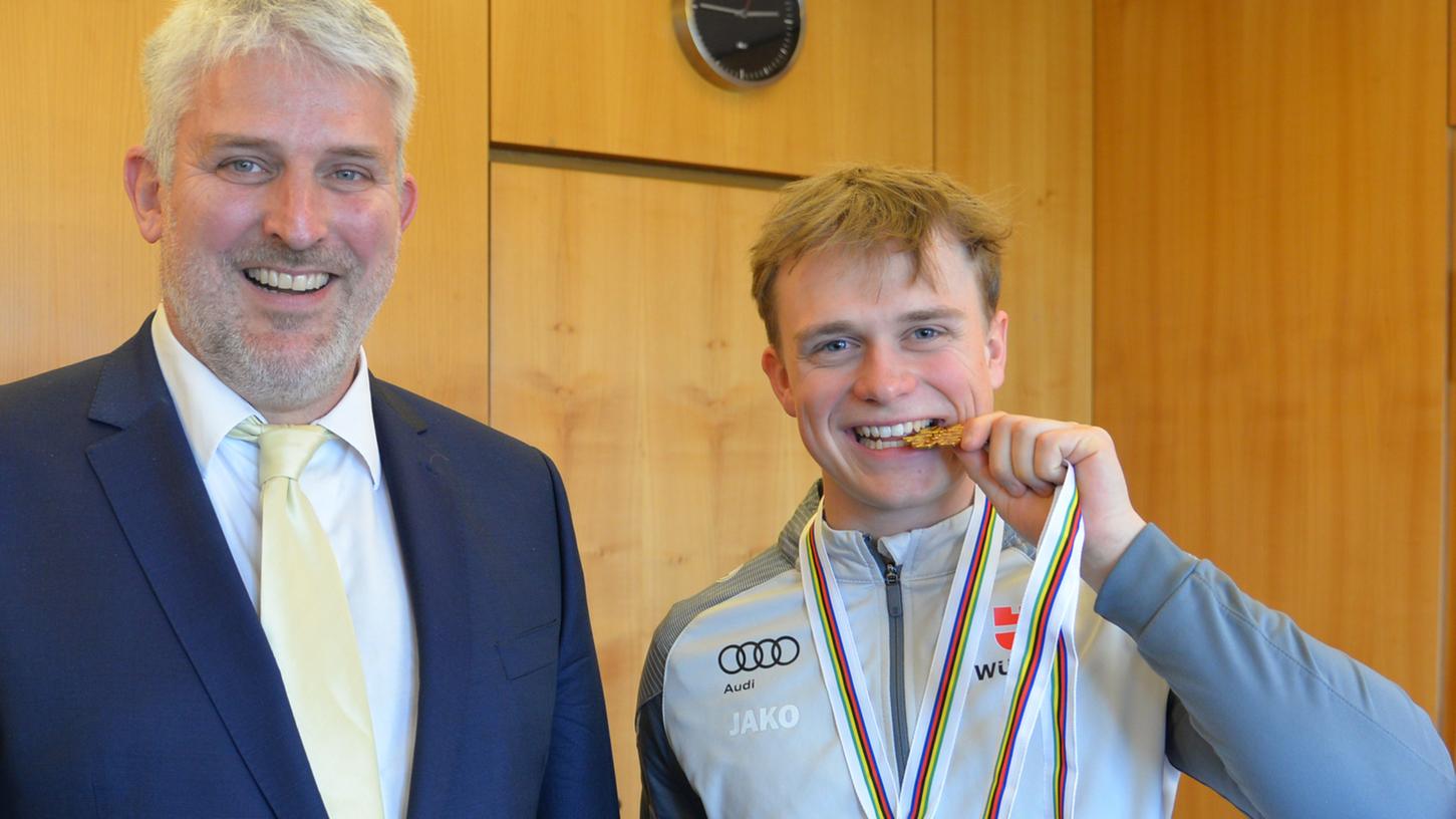 Die Goldmedaille besteht den Härtetest: Der neue Skicross-Juniorenweltmeister Till Hugenroth (rechts) präsentierte Laufs Bürgermeister Thomas Lang bei einem Empfang seine Ausbeute von der WM im schwedischen Idre Fjäll.