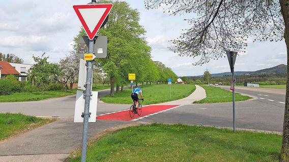 Sengenthal sieht rot: Eingefärbte Übergänge sollen Radfahrer an großen Landstraßen schützen