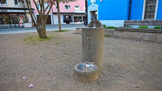 Am Treuchtlinger Partnerschaftsplatz: Sand und Dreck verstopfen den Abfluss des Trinkbrunnens