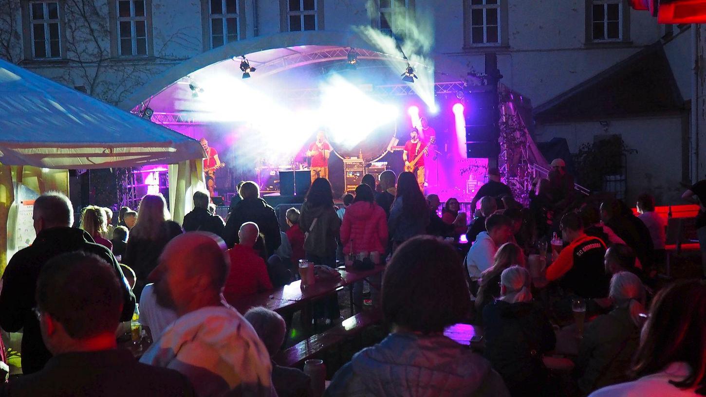 Eine Band spielt beim Höchstadter Altstadtfest 2023 auf der Bühne am Marktplatz.