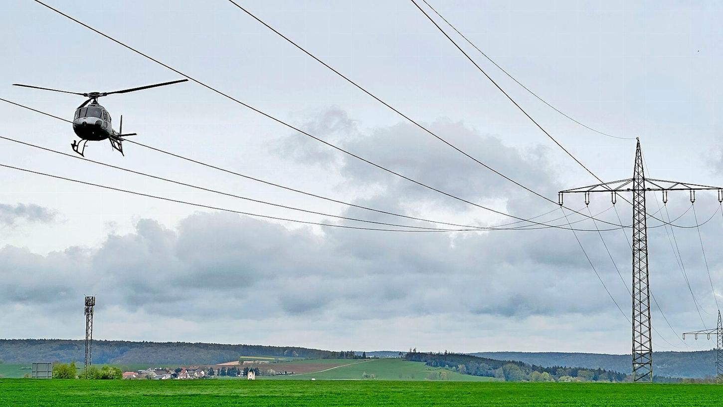 Mit dem Hubschrauber werden im Auftrag des Bayernwerks die Stromleitungen in der Region abgeflogen und inspiziert.