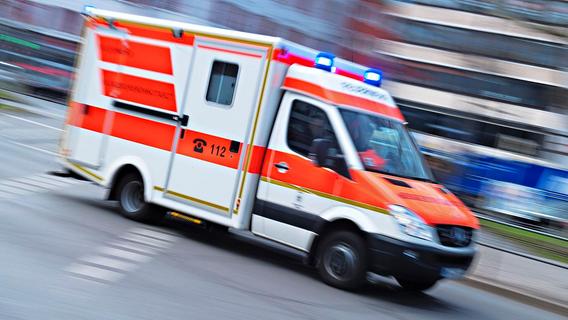 Medizinischer Notfall: Auto prallt in Franken in Leitplanke - 56-Jähriger stirbt