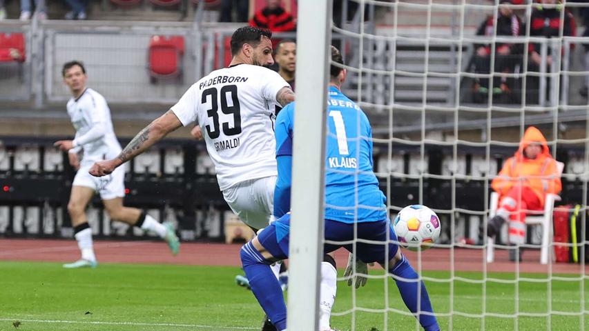 Nach zehn Minuten versaut Grimaldi die Stimmung komplett - 0:1 für Paderborn.
