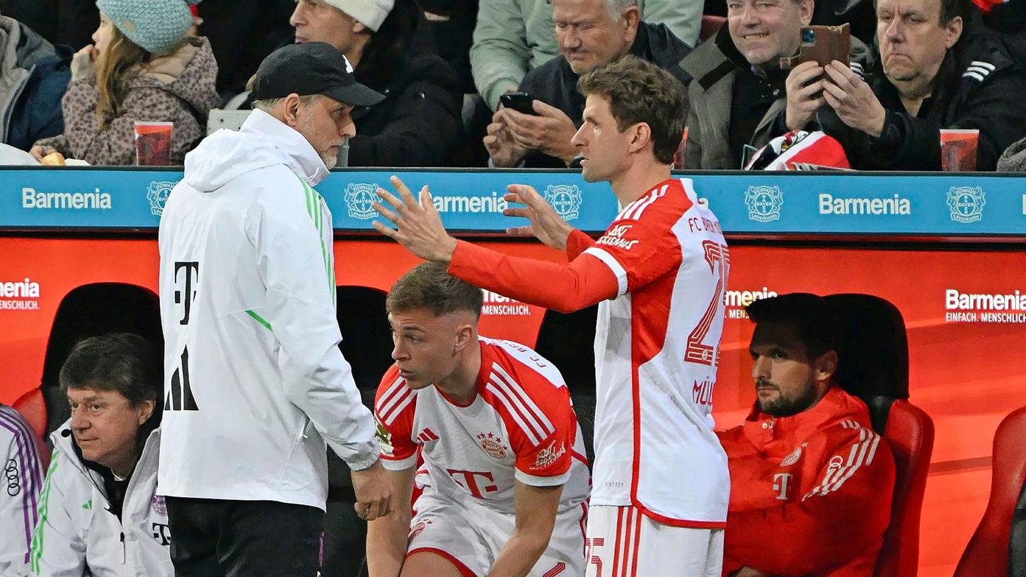 Trainer Thomas Tuchel (l) hatte für Thomas Müller in der Offensive gegen den FC Arsenal keinen Platz.