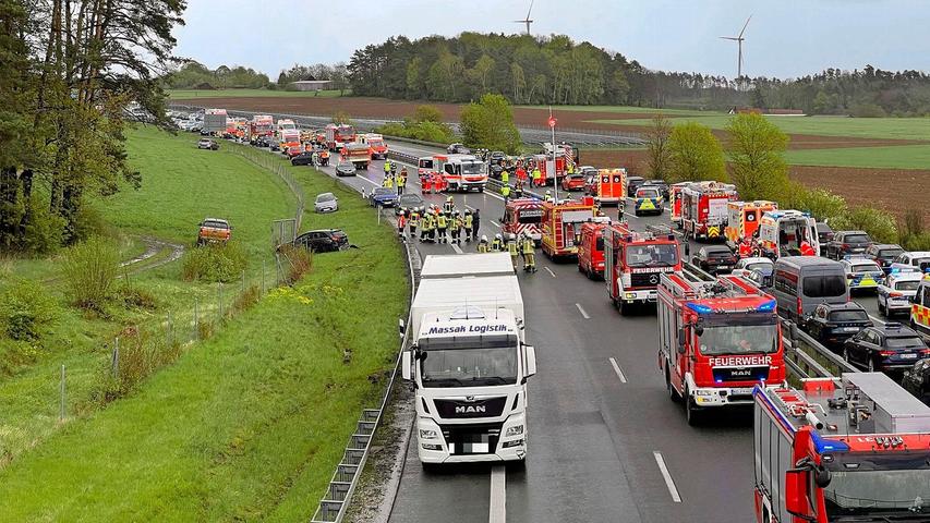 Massenkarambolage auf A70 mit mindestens zehn Verletzten: Autobahn gesperrt
