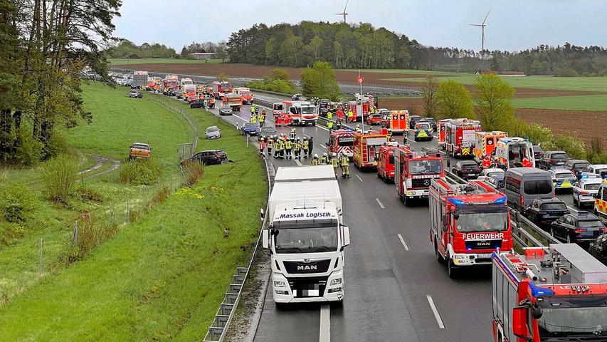 Massenkarambolage auf A70 mit mindestens zehn Verletzten: Autobahn gesperrt