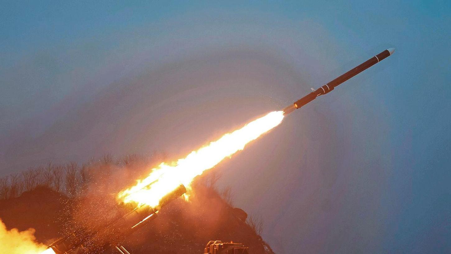 Die von der staatlichen nordkoreanischen Nachrichtenagentur KCNA zur Verfügung gestellte Aufnahme zeigt den Test eines Marschflugkörpers im Januar.