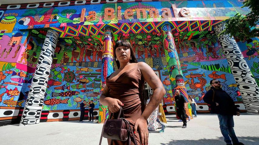 Die brasilianische Künstlerin Manauara Clandestina vor dem Eingang des Hauptpavillons der 60. Biennale.