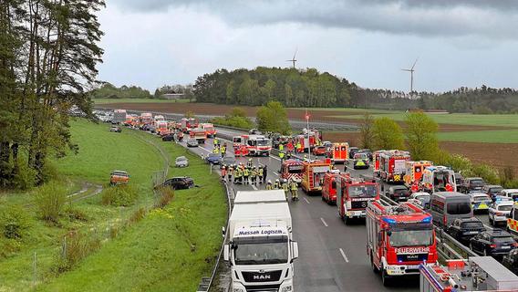 Autobahn derzeit gesperrt: Massenkarambolage mit rund 20 Verletzten auf A70 bei Thurnau