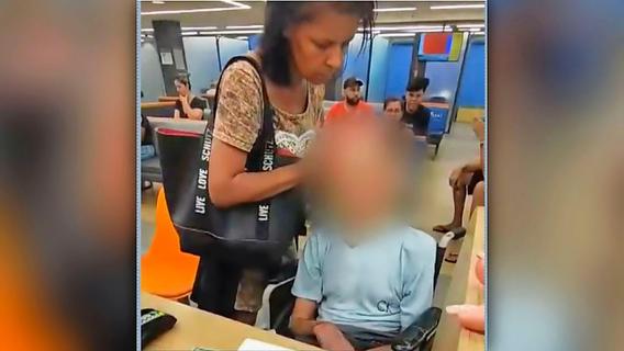 Um Kredit zu erschleichen: Frau fährt ihren toten Onkel im Rollstuhl in eine Bankfiliale