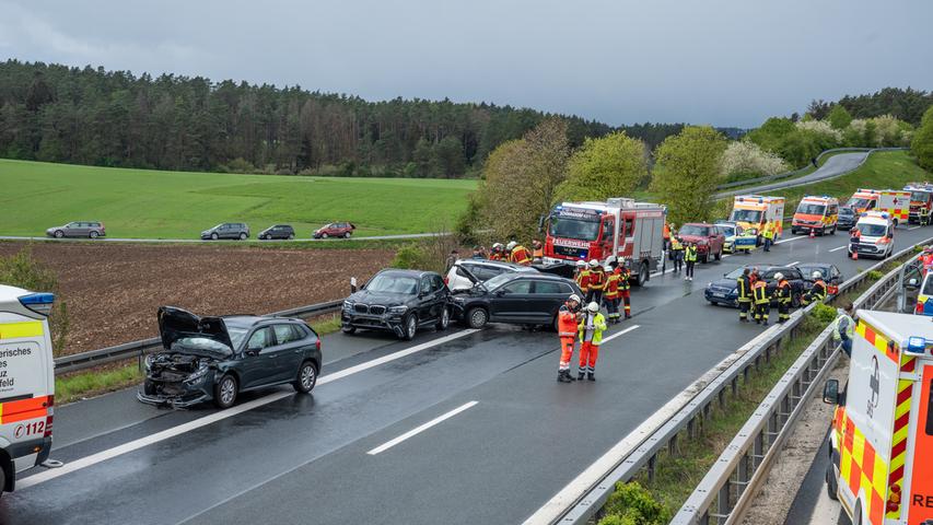 Auch in der Gegenrichtung nach Bayreuth waren 15 Fahrzeuge in einen Unfall involviert, auch ein Lkw und ein Reisebus befanden sich unter den Fahrzeugen.