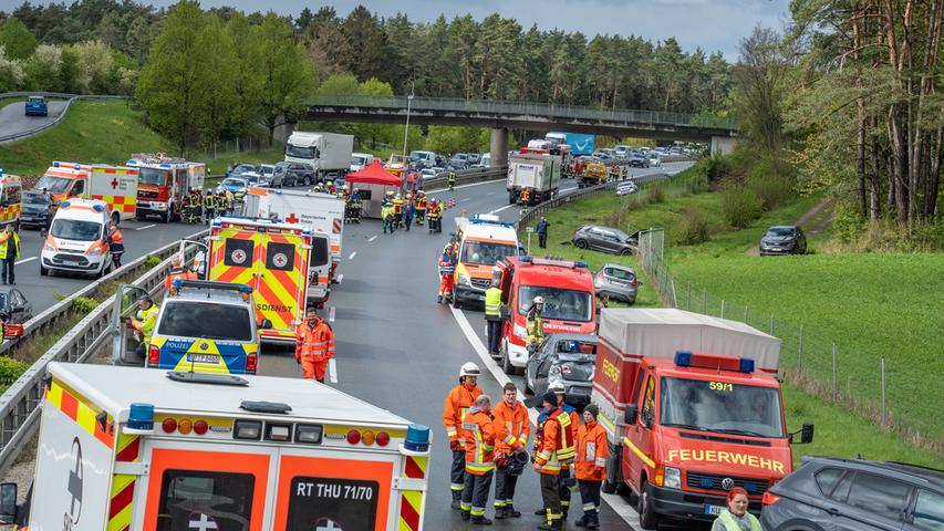 Es waren zahlreiche Einsatzkräfte vor Ort. Unter anderem Polizeibeamte, die Autobahnmeisterei Thurnau, 130 Kräfte der Feuerwehr, 25 Einsatzkräfte des Technischen Hilfwerks, sechs Notärzte und 70 Rettungssanitäter.