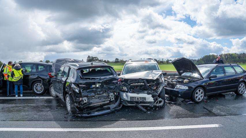 Durch die beiden Karambolagen wurden laut Angaben der Verkehrspolizei Bayreuth 13 Personen leicht verletzt, zwei weitere erlitten mittelschwere Verletzungen. 