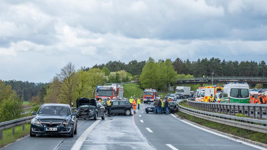 Für die Dauer der Unfallaufnahme sowie die Aufräumarbeiten, war die Autobahn an der entsprechenden Stelle für mehrere Stunden gesperrt.