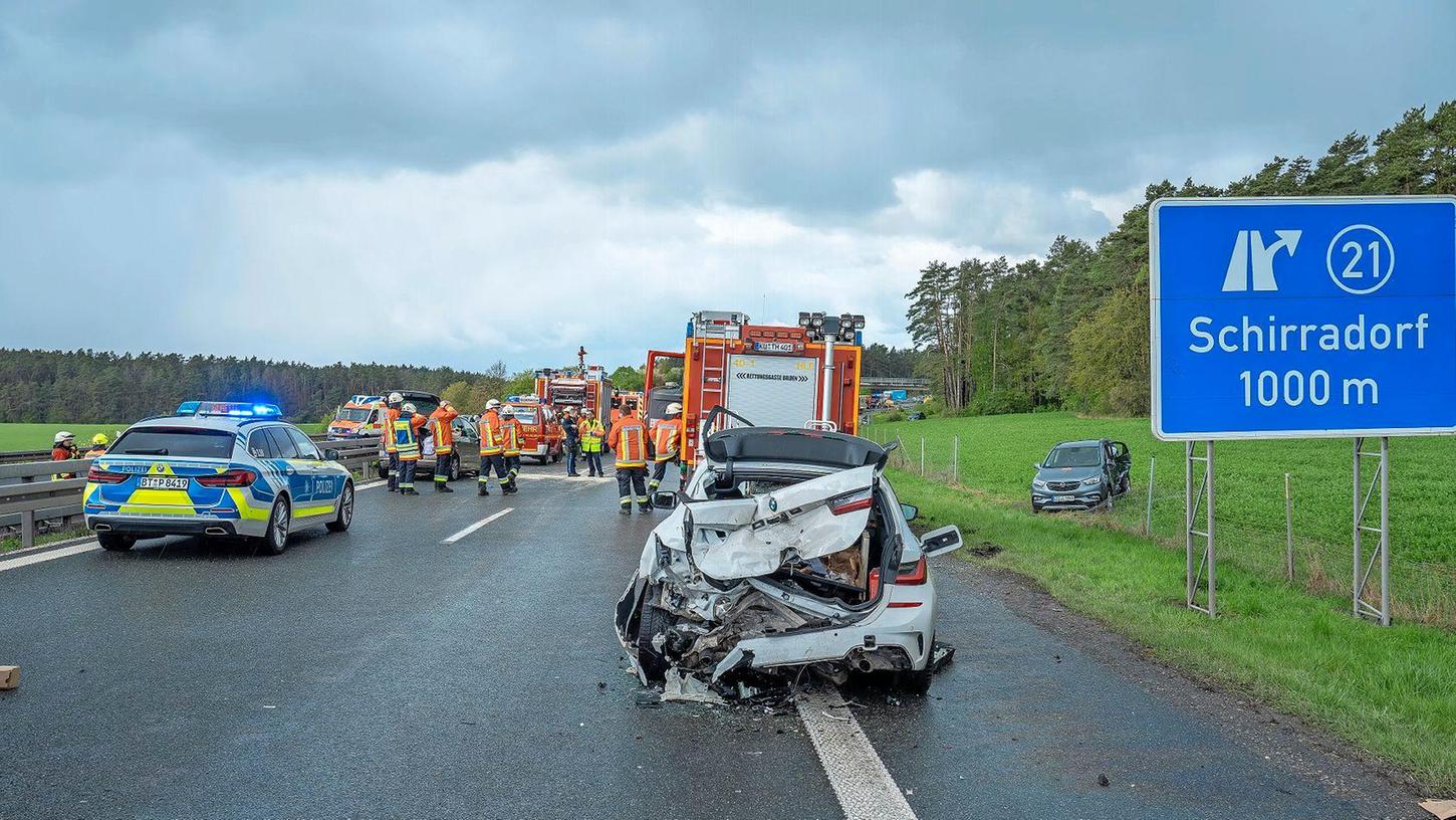 Auf vielen Straßen in Bayern kam es wie hier auf der A70 im Landkreis Kulmbach zu teils schweren Unfällen.
