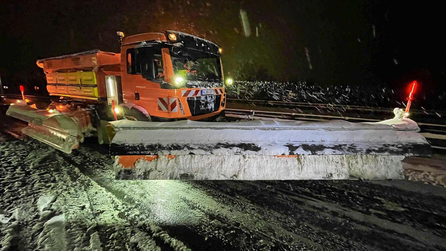 Am 21. April mussten die Schneeräumer wieder ran. Wegen Eis- und Schneeglätte kam es auf der A9 bei Pegnitz zu zahlreichen Unfällen in beiden Fahrtrichtungen.