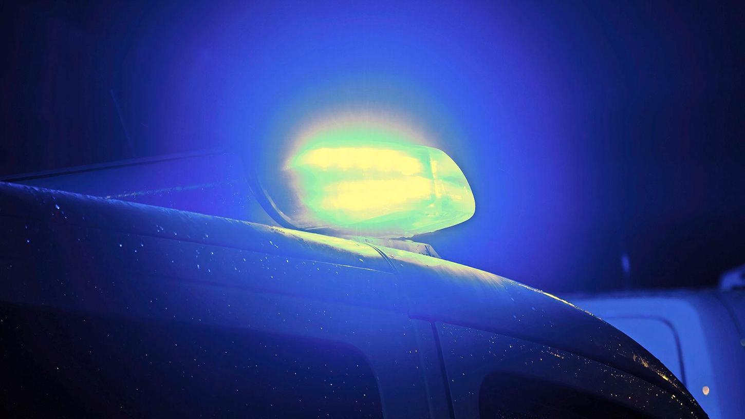 Ein Blaulicht leuchtet auf dem Dach eines Polizeiwagens. Eine Geburtstagsfeier in Absberg endete am Wochenende mit einer mutmaßlichen Körperverletzung.