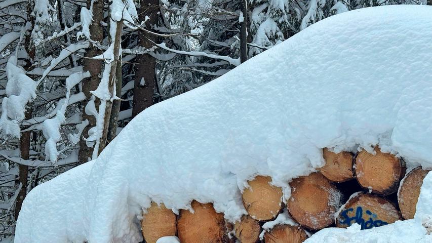 Rund 70 Zentimeter Neuschnee sind bis Sonntagmittag (21.04.2024) am Spitzingsee in Oberbayern gefallen. Frau Holle hat in den letzten beiden Tagen hier kräftig ihre Betten ausgeschüttelt. Während der Winterdienst wegen der Schneemassen im Dauereinsatz ist, freuen sich die Wintersportler über die weiße Pracht. Für den Nachmittag sind weitere Schneefälle für den Bereich angekündigt, bleibt noch abzuwarten, wie viele Zentimeter noch dazu kommen.