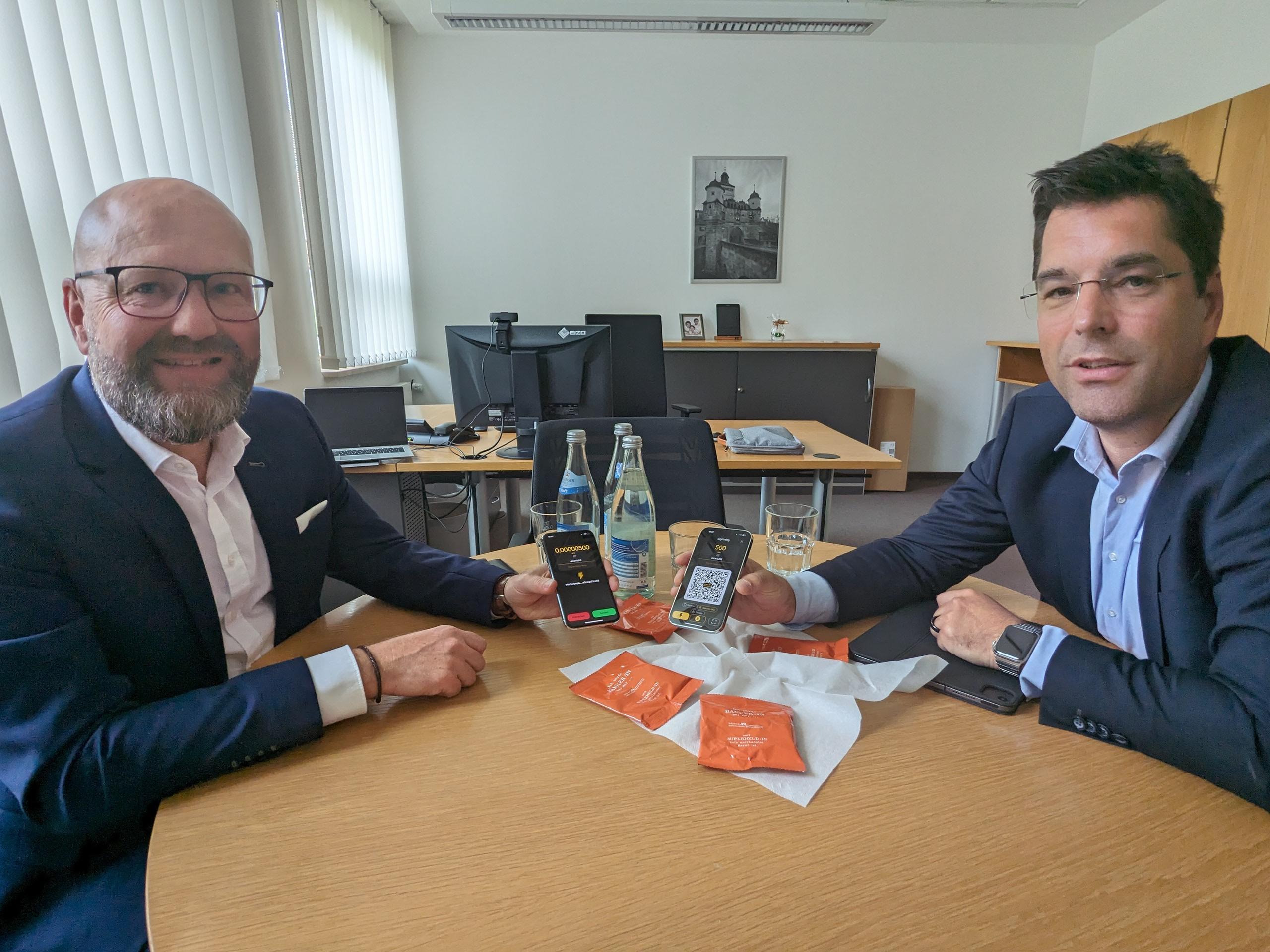 Mit Banker aus Weißenburg: VR Bank Bayern Mitte als erste Bank mit Bitcoin -Angebot