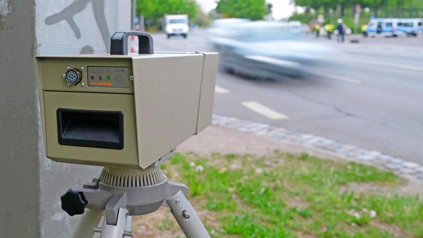 Die Kamera einer Geschwindigkeitsmesseinrichtung während einer Verkehrskontrolle. In Mittelfranken registrierte die Polizei beim jüngsten Blitzer-Marathon rund 1500 Tempoverstöße.