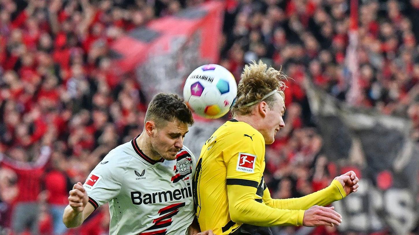 Leverkusens Josip Stanisic und Dortmunds Julian Brandt kämpfen um den Ball.