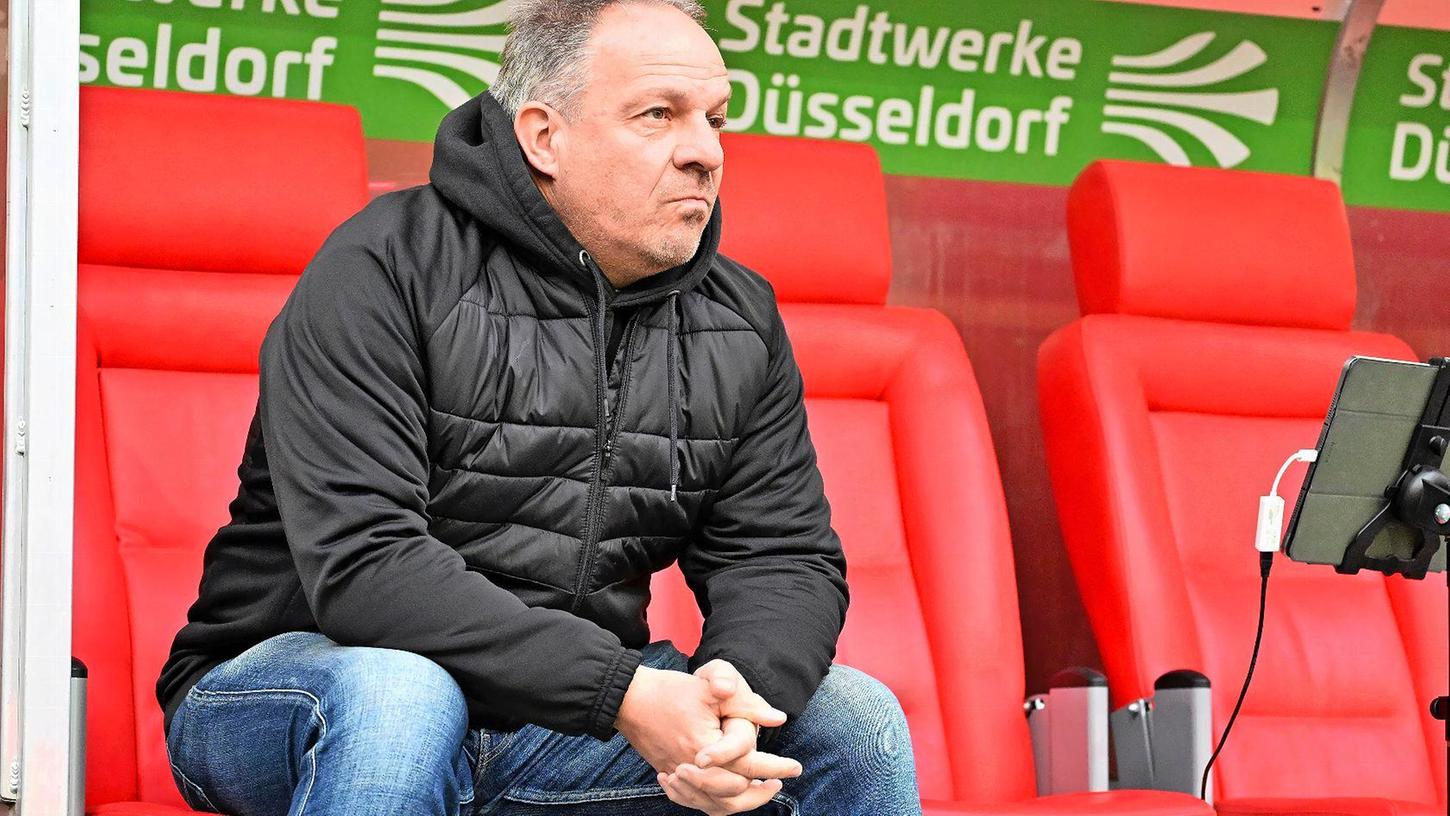Alexander Zorniger haderte nach der Niederlage in Düsseldorf mit einer Schiedsrichterentscheidung.