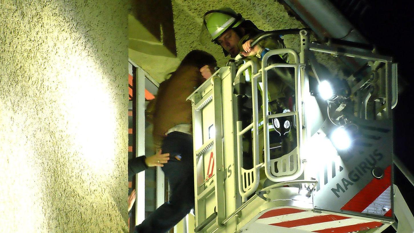 Aus dem Obergeschoss eines Mehrfamilienhauses am Fürther Schießplatz rettete die Feuerwehr mehrere Personen mit einer Drehleiter.