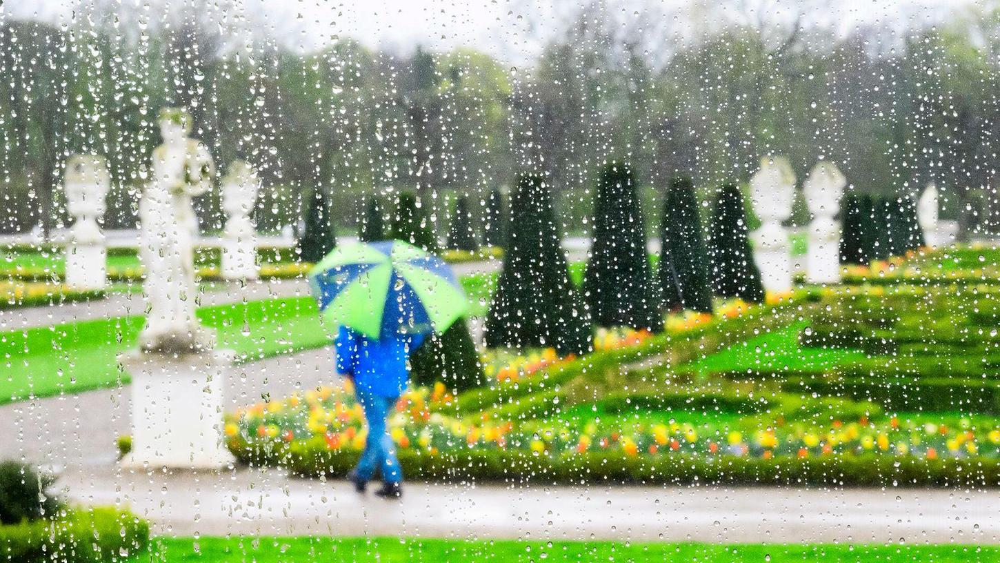 Mit einem Regenschirm (Symbolbild) ging eine Frau grundlos auf Passanten los.