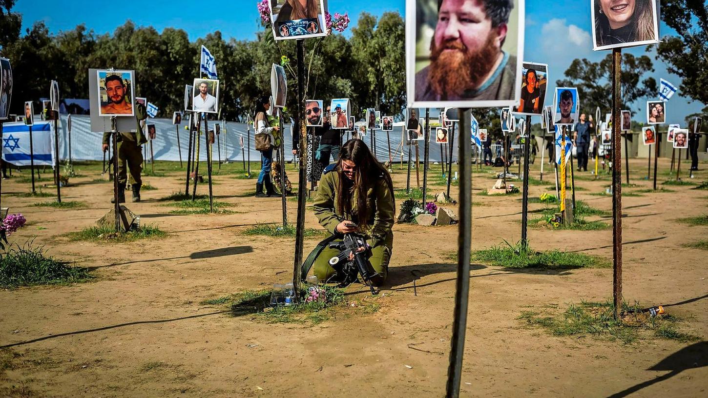 Überlebende und Angehörige der Opfer auf dem Gelände des Musikfestivals Supernova, dem Ort des brutalen Terrorangriffs der Hamas vom 7. Oktober 2023.