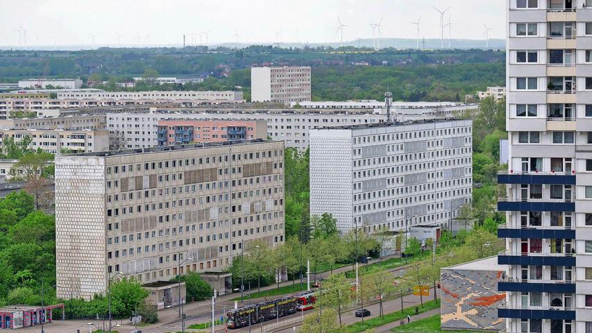 Blick auf einen leerstehenden DDR-Wohnblock (l) im Plattenbaugebiet Halle-Neustadt in Halle/Saale.