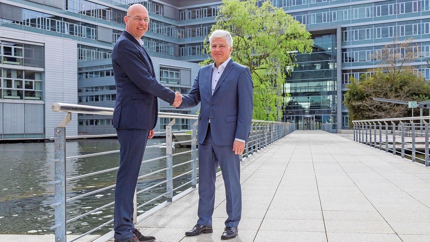 Jürgen Voß (rechts), Finanzvorstand der Nürnberger, und Maik Render, Vorstandssprecher der N-Ergie, planen eine PV-Anlage auf dem Dach der Versicherung.