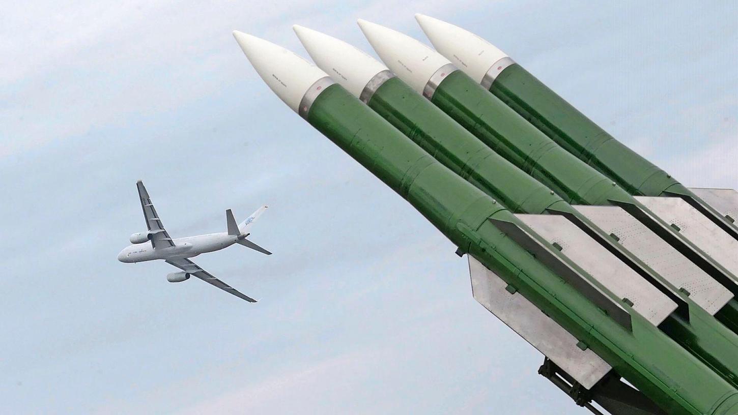 Ein russisches Flugzeug vom Typ Tupolev 214 und ein russisches Raketen-Flugabwehrsystem Buk-M2: Die weltweiten Militärausgaben haben 2023 laut dem Friedensforschungsinstitut Sipri erneut einen Höchststand erreicht.