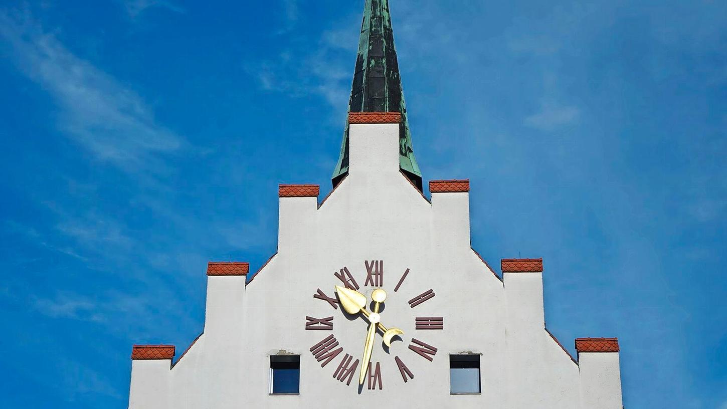 Steht wieder einmal: Die große Uhr am Neumarkter Rathaus.