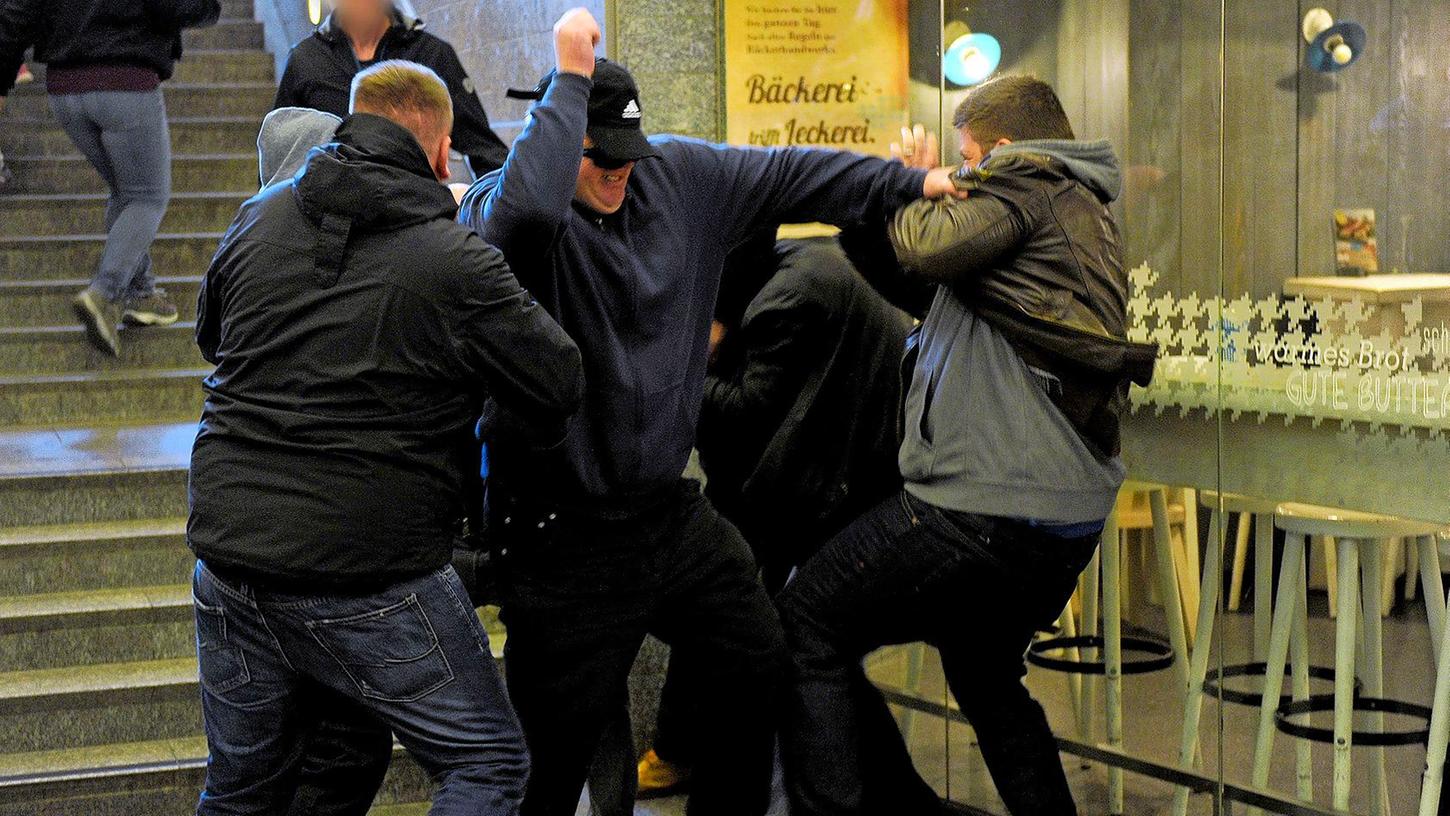 Am Freitagabend wurden zwei junge Männer in St. Leonhard angegriffen. (Symbolbild)