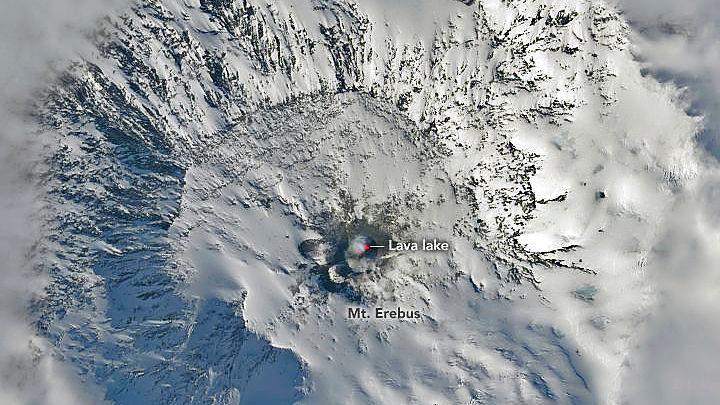 Seit den frühen 1970er-Jahren ist Mount Erebus aktiv: Hier sieht man den Vulkan von oben.