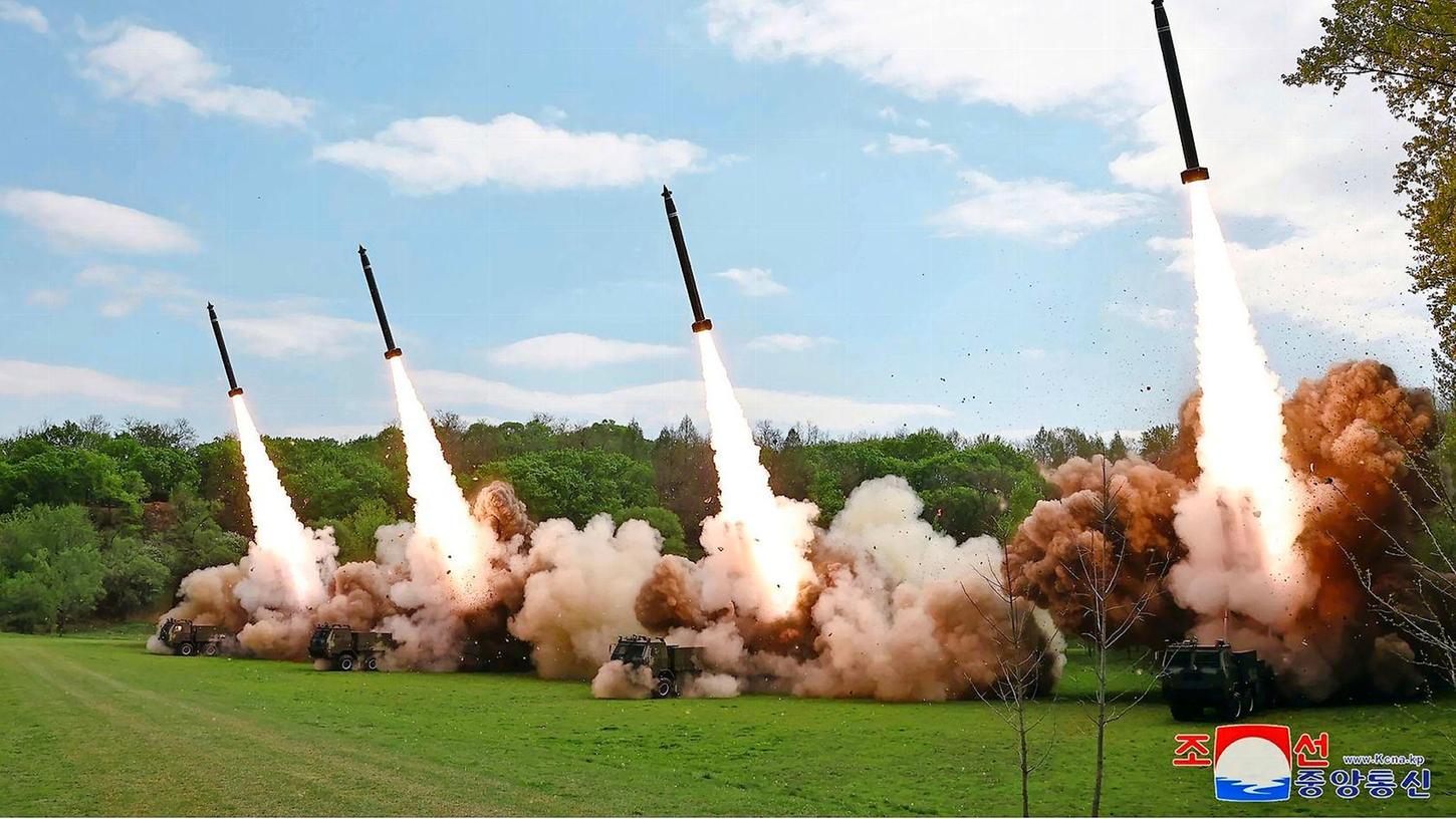 Eine Raketenübung in Nordkorea an einem nicht genannten Ort.