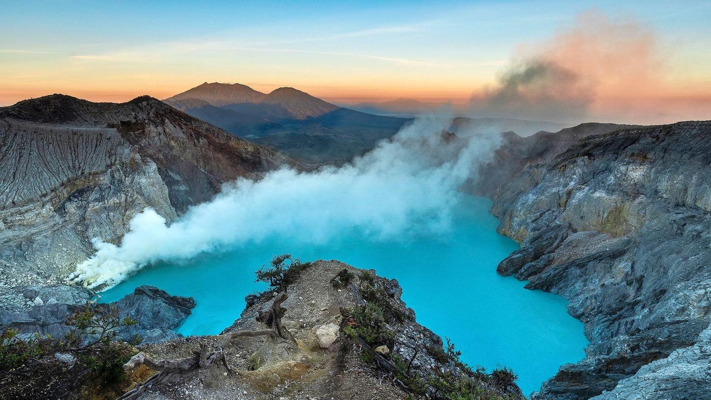 Der Vulkan Ijen im Osten der Insel Java ist für sein Phänomen des "blauen Feuers" bekannt, das durch die Verbrennung von Schwefel entsteht.