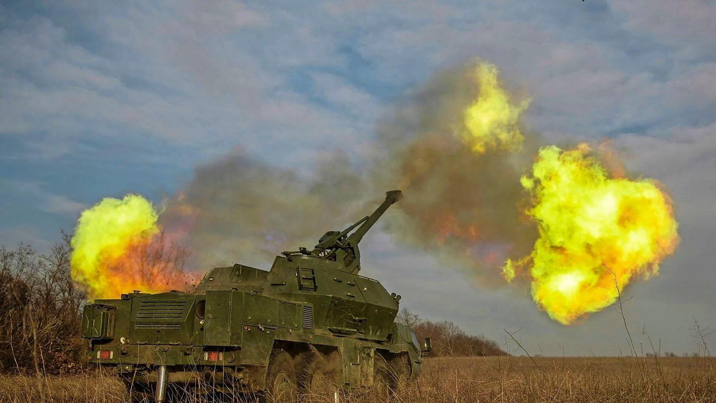 Eine ukrainische 152-mm-Panzerhaubitze Dana feuert auf russische Stellungen in der Region Donezk.