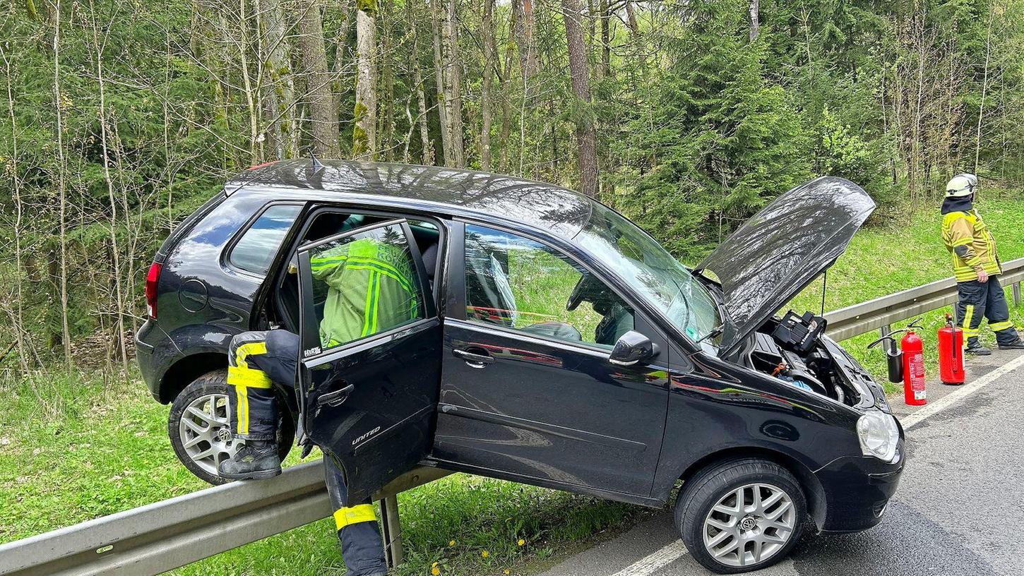 Der VW Polo landete nach dem Zusammenstoß auf der Leitplanke.