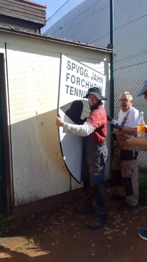 Das Jahn-Schild der Tennisabteilung wurde vom Gebäude am alten Gelände gegenüber des Königsbads abmontiert.
