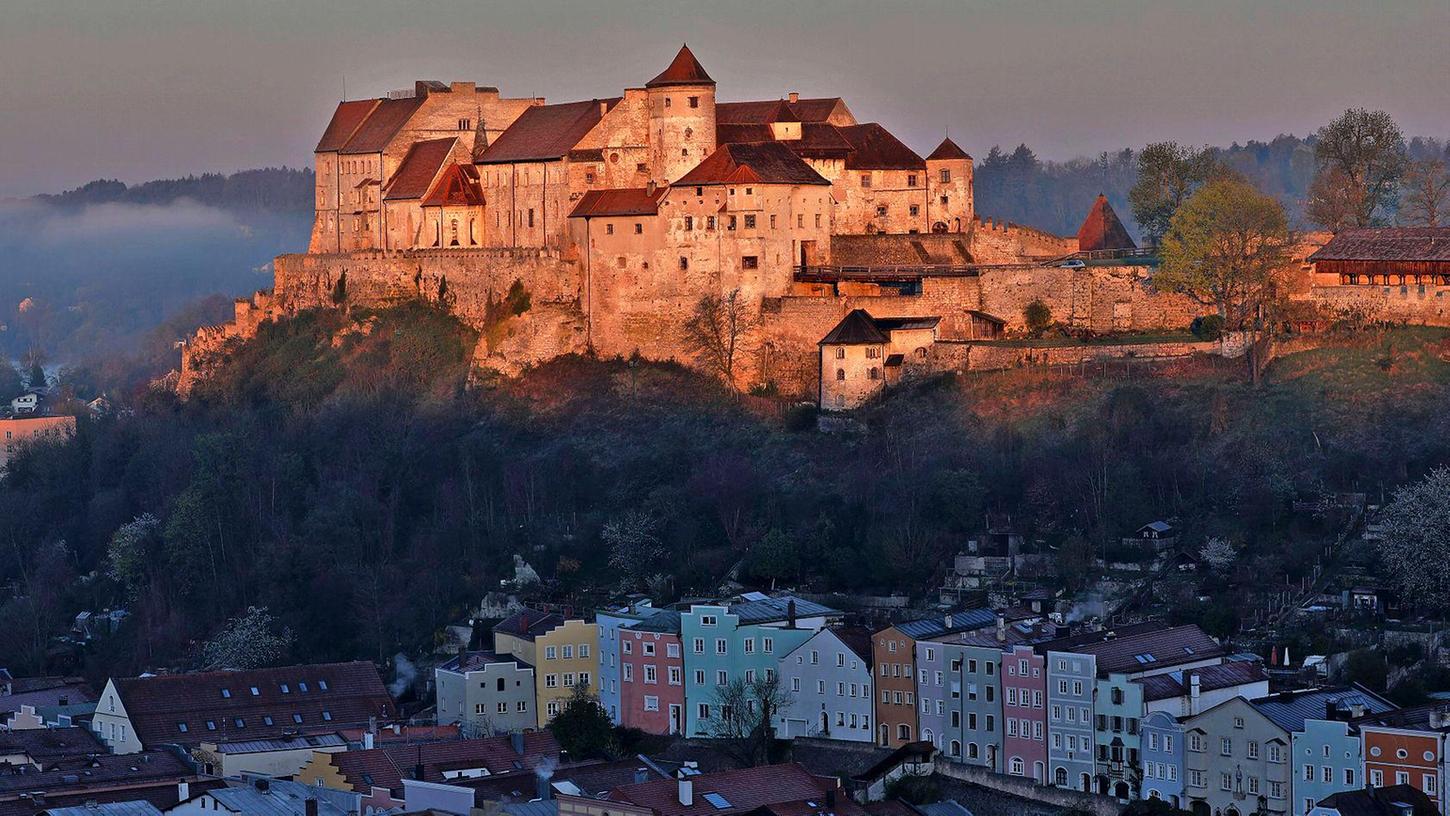 Die Burg Burghausen thront über der Stadt.