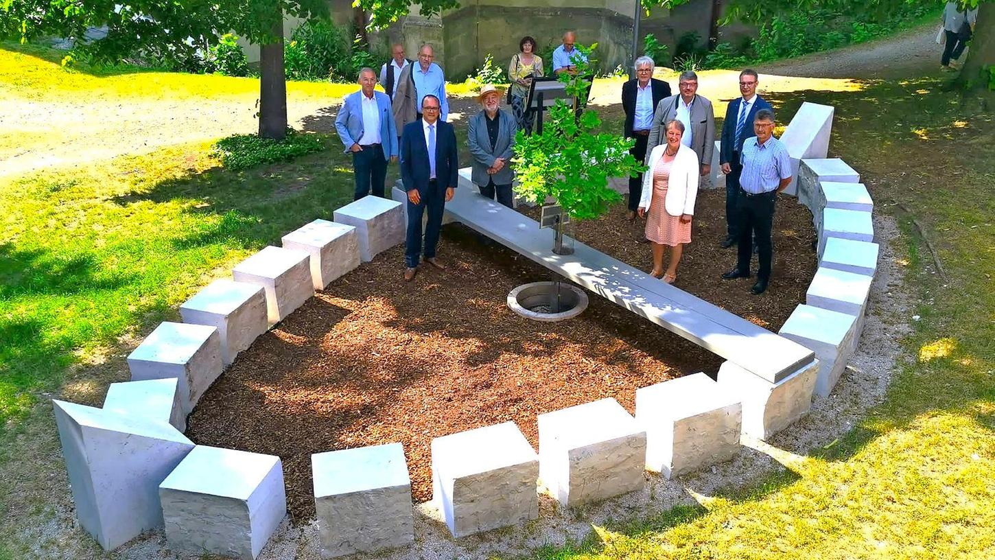 Ein Ergebnis der Dorferneuerung: das Steinschiff, das als Dorferneuerungsdenkmal an den bürgerschaftlichen Beteiligungsprozess in Heidenheim erinnern soll.