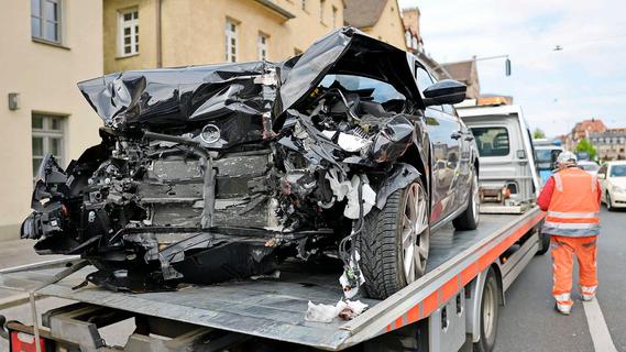 Unfall in Fürth: Auto kracht in Schuttmulde - weiteres Fahrzeug beschädigt
