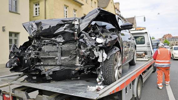 Unfall in der Fürther Königstraße: Auto kracht in Schuttmulde - weiteres Fahrzeug beschädigt