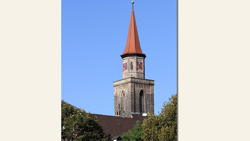 Die Kirche St. Michael ist neben dem Rathaus das zweite Wahrzeichen der Denkmalstadt Fürth. Ihre Anfänge stammen aus der Zeit um 1100 und sie ist das einzige Fürther Gebäude, das den 30-jährigen Krieg unbeschadet überstanden hat. Nach den Renovierungen 2006 und 2008 erstrahlt sie wieder in alter Schönheit. 