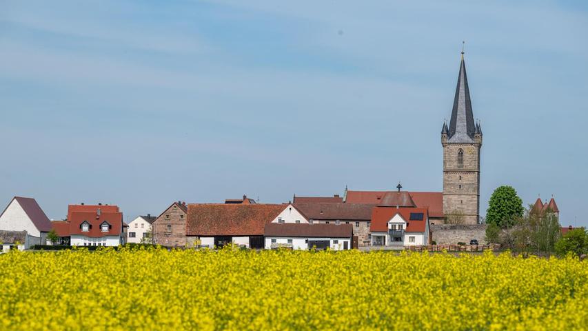 Unser Leser Peter Goll hat das Fot während einer Radtour aufgenommen. Es zeigt die Wehrkirche in Hannberg mit einem herrlich gelb blühenden Rapsfeld.