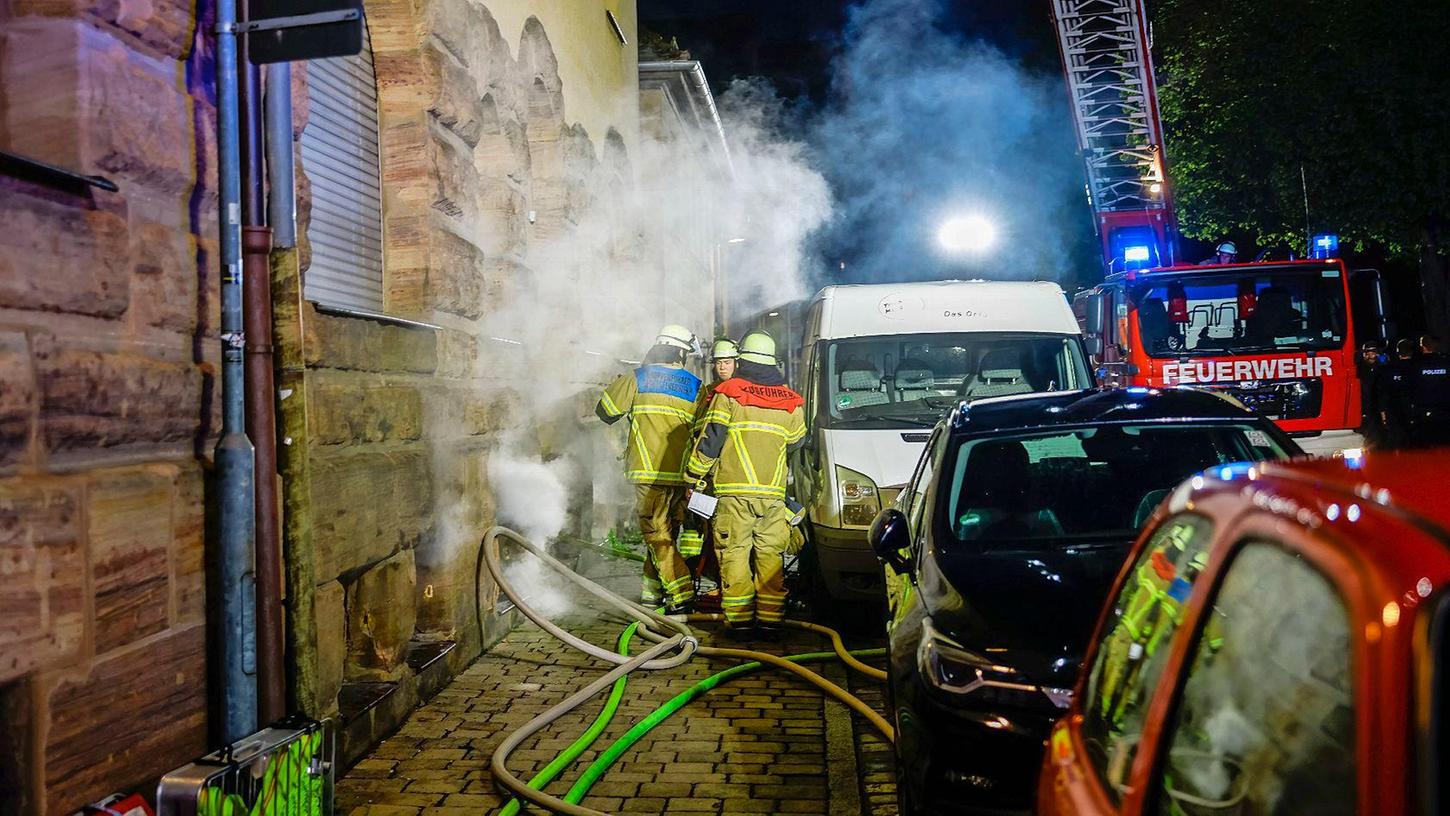 Weil aus dem Keller giftiger Rauch in das Gebäude drang, mussten alle Bewohner evakuiert werden.