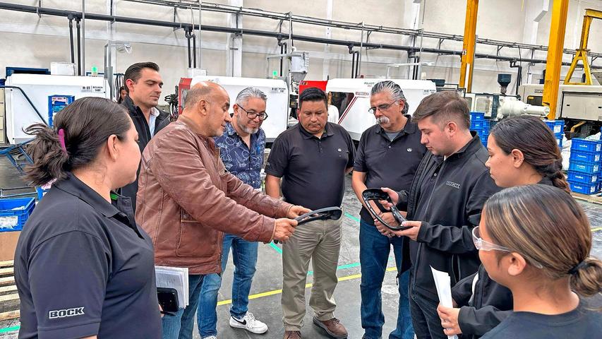 Teambesprechung bei Bock in Mexiko.