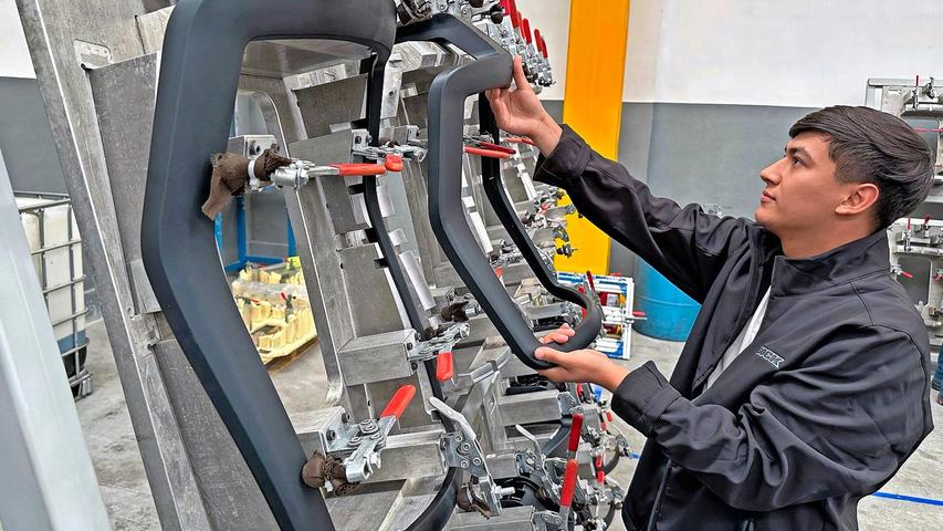 Letzte Handgriffe in der Kunststoffproduktion. Letzte Handgriffe in der Kunststoffproduktion.