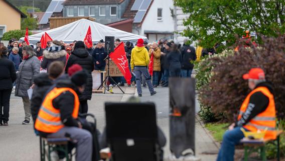 Alles steht still: Beschäftigte von Schabmüller in Berching beginnen unbefristeten Streik